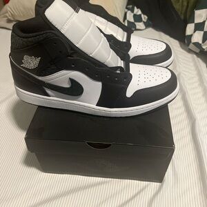 Nike Black and White Sneakers Classic Design